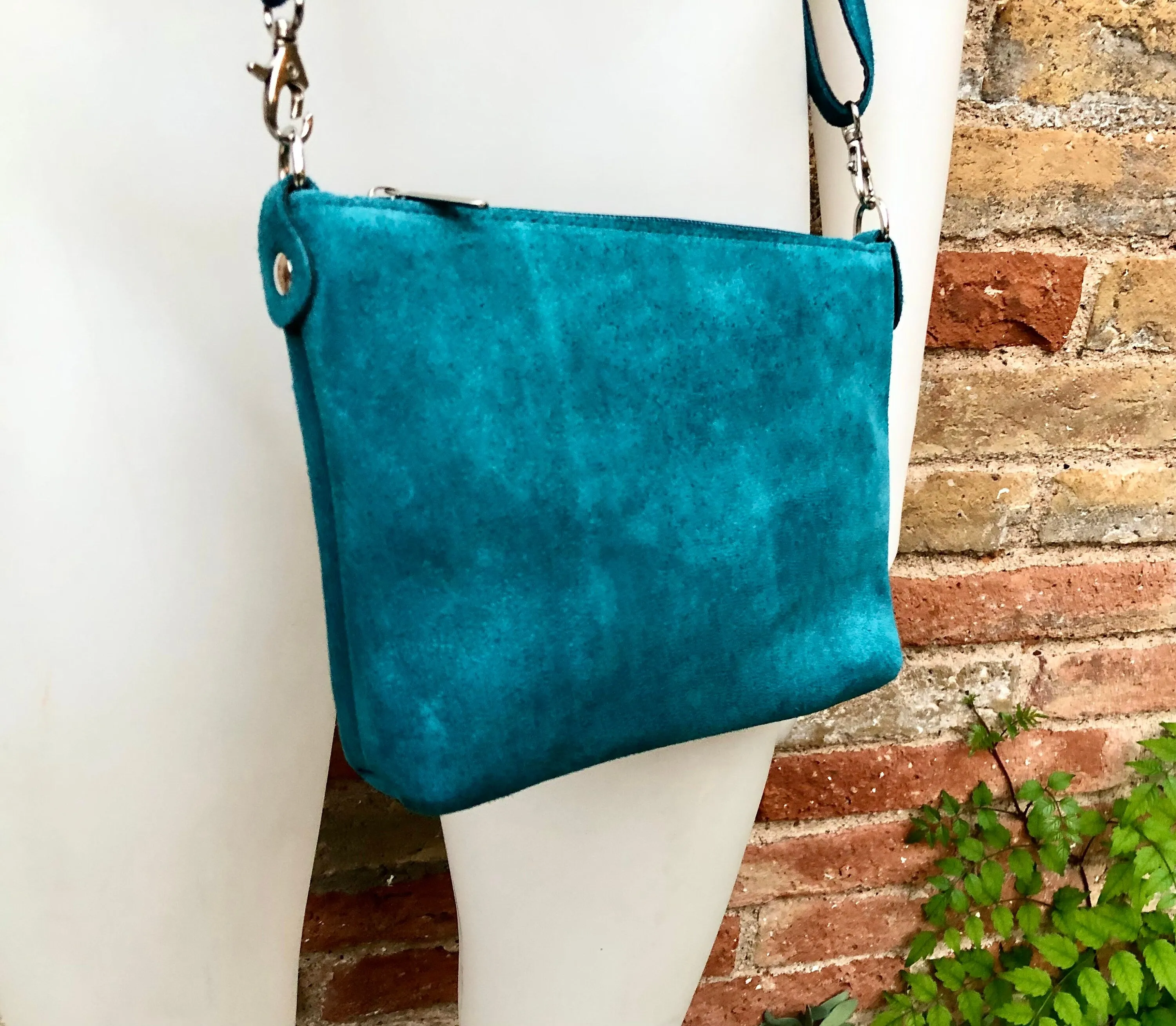 BLUE suede leather bag. Cross body / shoulder bag in GENUINE leather. Small leather bag with adjustable strap   zipper. Blue suede purs