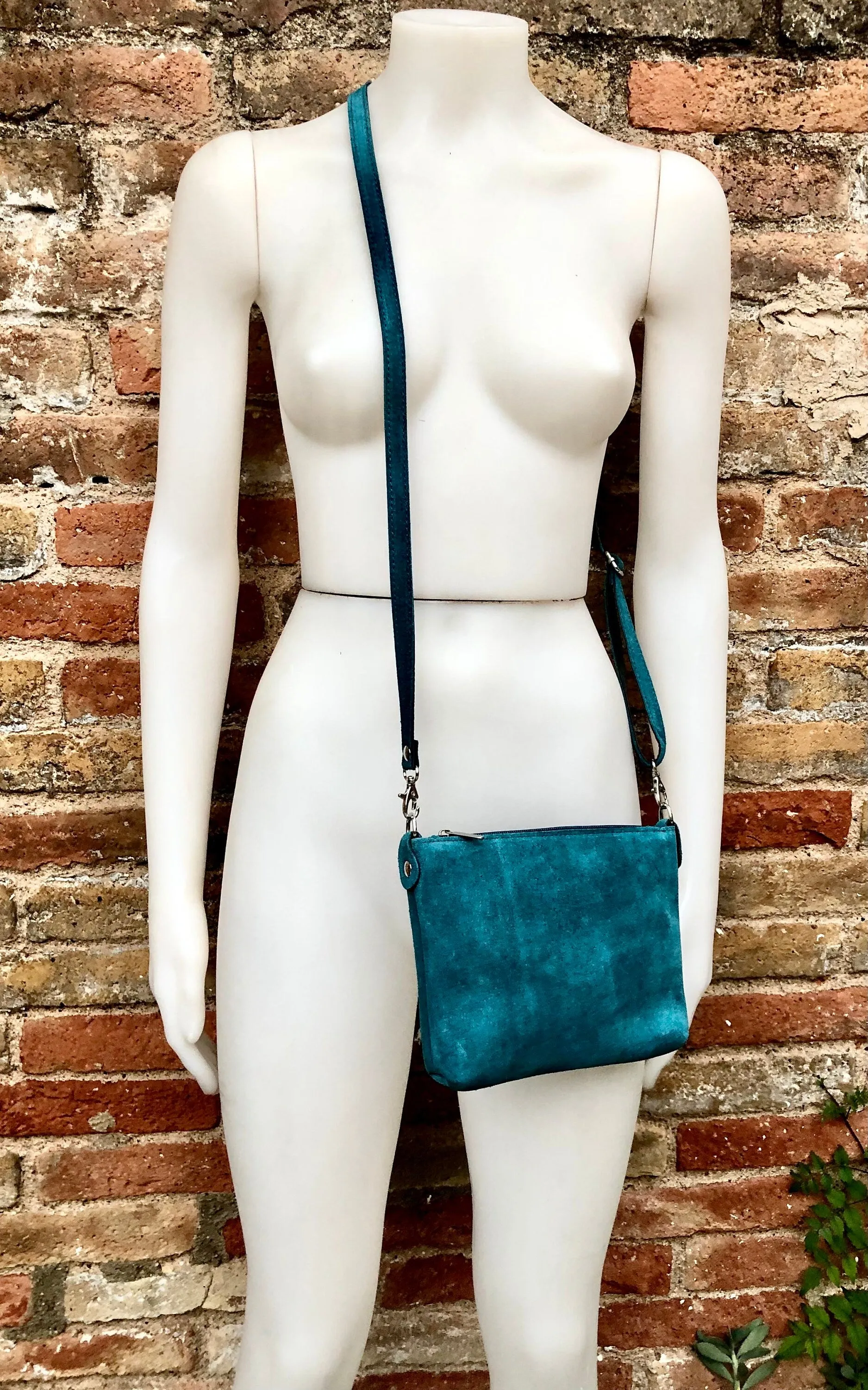 BLUE suede leather bag. Cross body / shoulder bag in GENUINE leather. Small leather bag with adjustable strap   zipper. Blue suede purs
