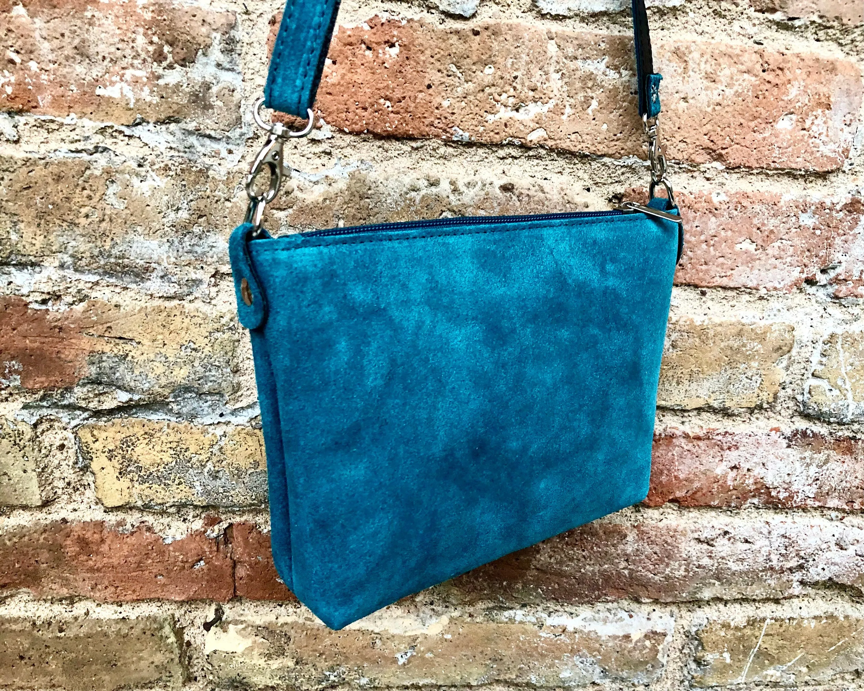 BLUE suede leather bag. Cross body / shoulder bag in GENUINE leather. Small leather bag with adjustable strap   zipper. Blue suede purs